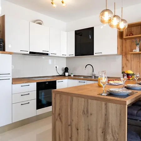 Sunny Island Apartment *